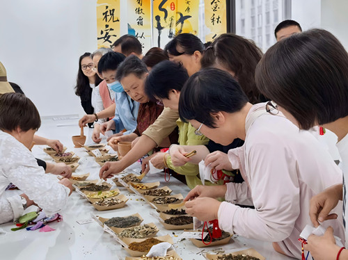 菊染重阳情 烟火暖桑榆 旺都公司多项目联动社区开展重阳主题活动